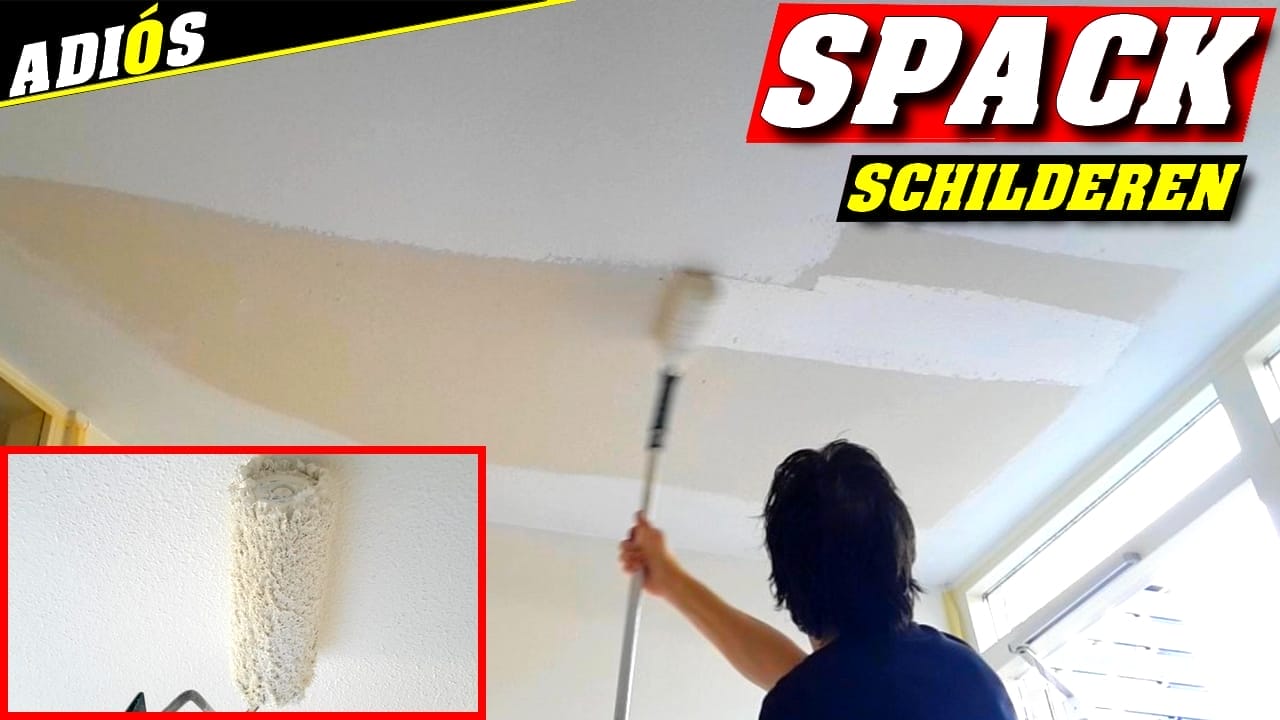 Iemand die met een roller een spack plafond aan het schilderen is.